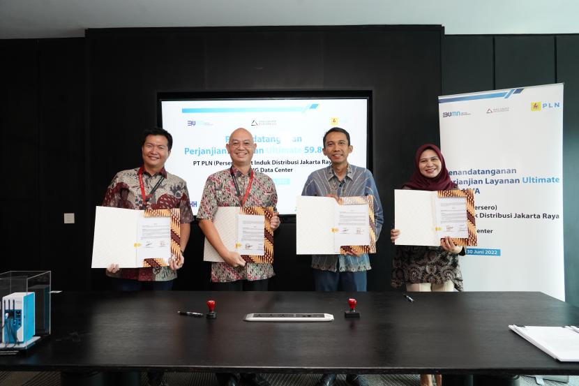 MMS Group Indonesia (MMSGI) melalui dua anak usahanya, PT Mitra Informatika Gemilang (MIG) dan PT Mitra Murni Perkasa (MMP), melaksanakan penandatangan Perjanjian Jual Beli Tenaga Listrik (PJBTL) dengan PT PLN (Persero) (PLN) secara bersamaan di Balikpapan dan Jakarta, Kamis (30/6/2022) lalu. Penandatangan ini merupakan langkah strategis dari keseluruhan perjalanan dua proyek besar MMSGI dengan total kebutuhan listrik 199,8 MVA yang setara lebih dari 90 ribu rumah dengan daya 2.200 VA.