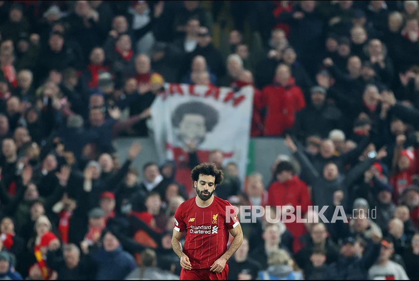 Mo Salah dengan latar poster dirinya pada laga Liverpool melawan Manchester United di Anfield Stadium, Liverpool, Senin (20/1) dini hari WIB.