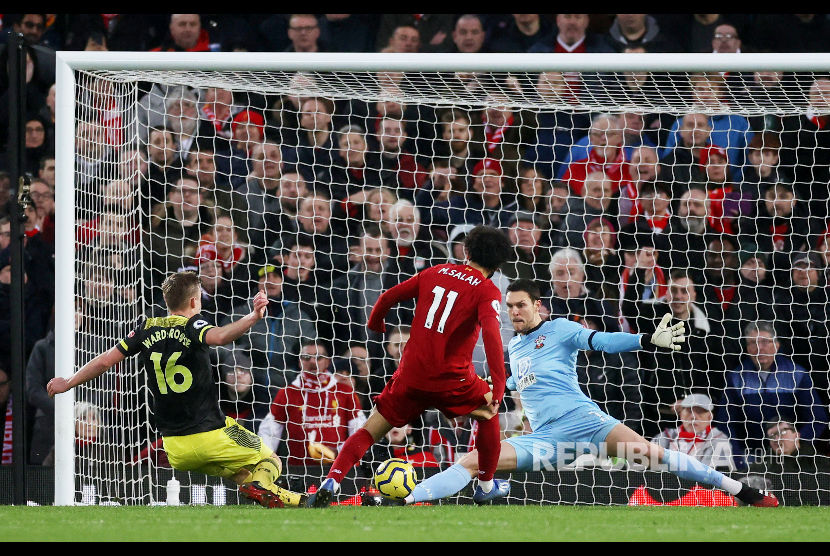 Mo Salah menceploskan bola ke gawang Southampton pada laga antara Liverpool melawan Southampton di Stadion Anfield, Liverpool, Ahad (2/2) dini hari. 