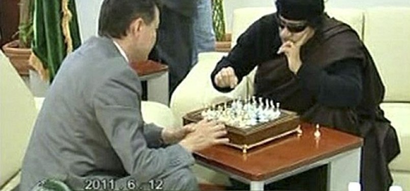 Moammar Qadafi sedang asyik main catur dengan Kirsan Ilyumzhinov. 