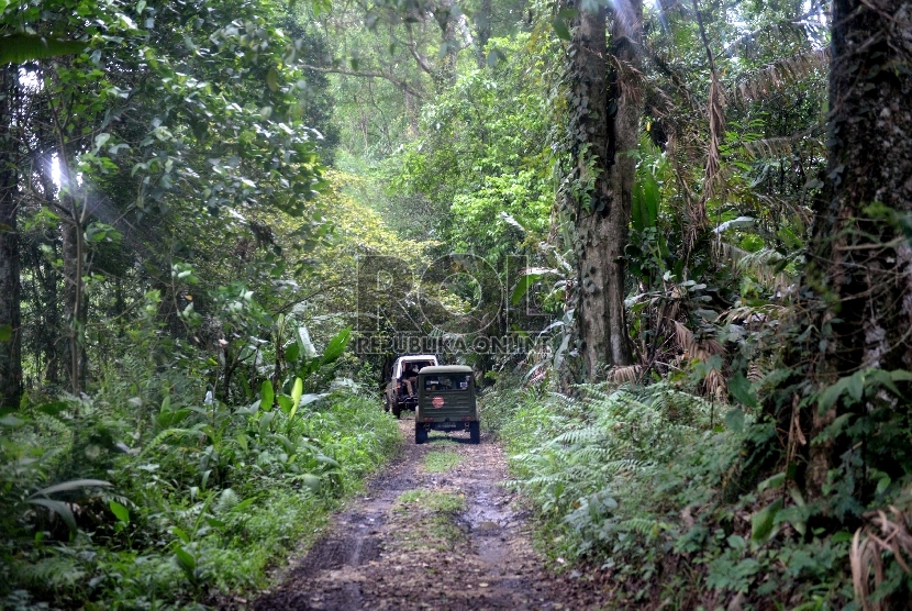 Mobil 4X4 menuju kawasan di dalam Pusat Pendidikan Konservasi Alam Badogol (PPKAB) Taman Nasional Gede Pangrango, Jawa Barat, Senin (23/11).