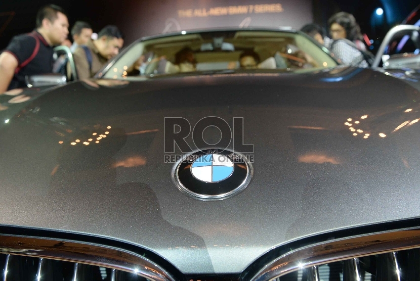 Mobil All-New BMW Seri 7 dipamerkan saat peluncuran di Jakarta, Kamis (8/10).   (Republika/Yasin Habibi)