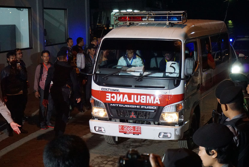 Mobil ambulan yang membawa peti berisikan jenazah Raheem Agbaje Salami meninggalkan dermaga penyeberangan Wijaya Pura, Cilacap, Jateng, Rabu (29/4).(ANTARA/Idhad Zakaria)