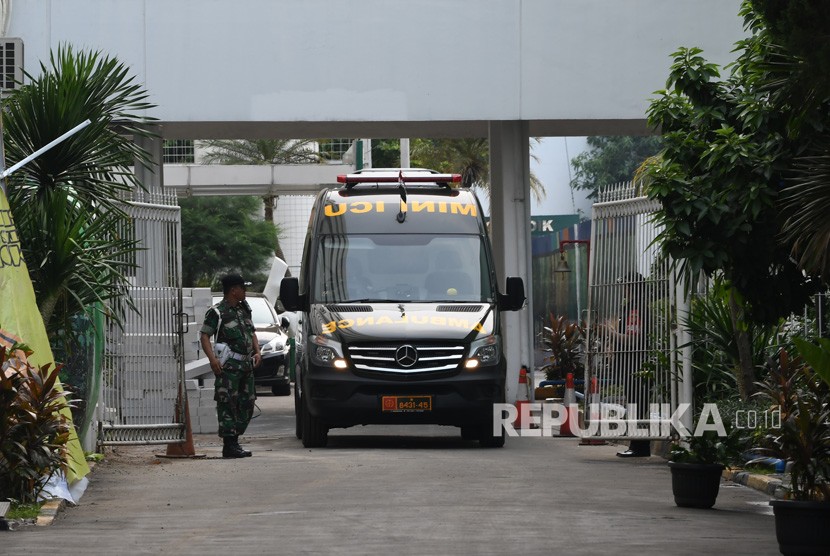 Mobil ambulance keluar dari Instalasi Gawat Darurat setelah mengantar Menko Polhukam Wiranto, di RSPAD Gatot Soebroto, Jakarta, Kamis (10/10/2019). 