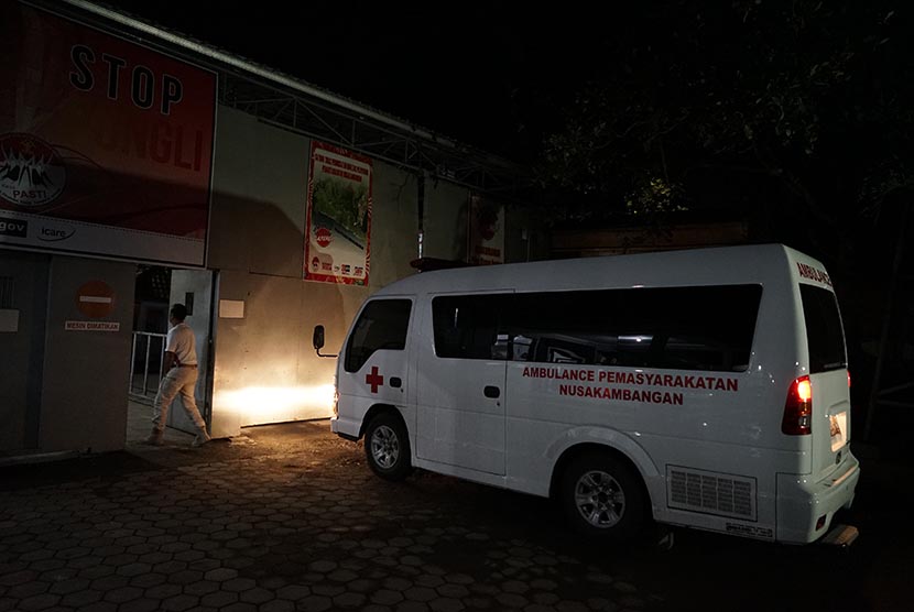 Mobil ambulans Lapas Nusakambangan membawa napi korban bentrok yang telah mendapatkan perawatan di RSUD Cilacap kembali ke Lapas Permisan, melalui dermaga penyebrangan Wijayapura, Cilacap, Jateng, Selasa (7/11).