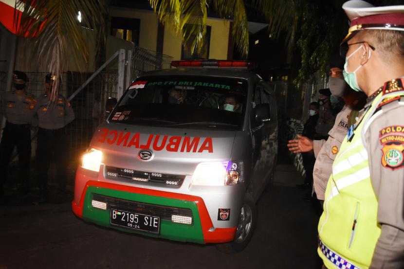 Mobil ambulans membawa jenazah pengikut pimpinan FPI Rizieq Shihab meninggalkan RS Polri Kramat Jati di Jakarta, Selasa (8/12/2020). Jenazah pengikut Rizieq Shihab yang baku tembak di Jalan Tol Jakarta-Cikampek pada Senin (7/12) lalu telah selesai diotopsi dan diserahkan kepada pihak keluarga untuk dibawa ke rumah duka.