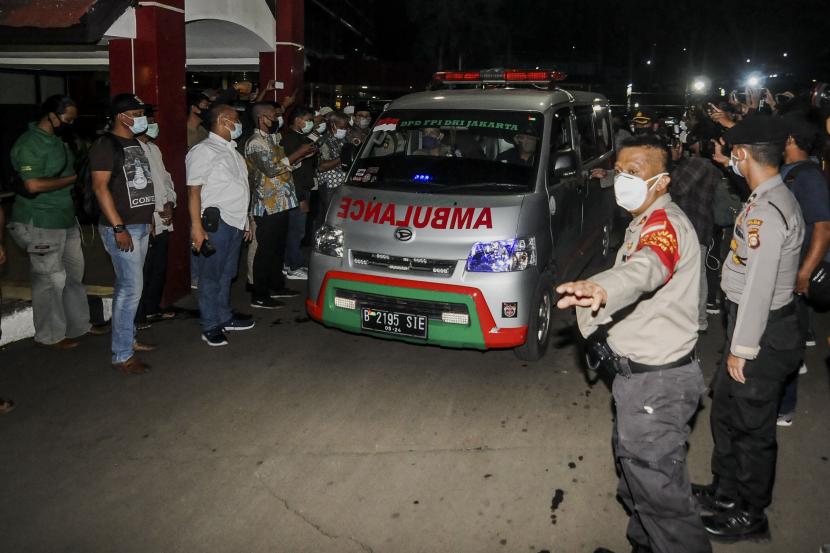 Mobil ambulans yang membawa jenazah laskar FPI saat akan meninggalkan RS Polri Kramat Jati di Jakarta, Selasa (8/12).