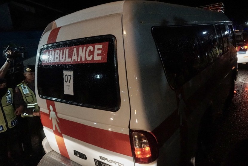 Mobil ambulans yang membawa jenazah terpidana mati Freddy Budiman, meninggalkan dermaga penyeberangan Wijayapura, Cilacap, Jateng, Jumat (29/7).