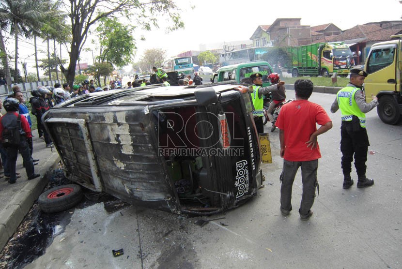  Mobil angkutan umum minibus Elf jurusan Kawali-Bandung nopol Z 7883 DX  terbalik di jalan Rancaekek, Kabupaten Bandung, Ahad (4/8). (Republika/Edi Yusuf)