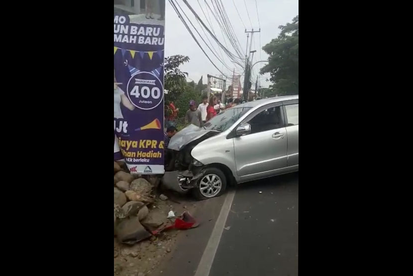 Mobil avanza yang terlibat kecelakaan dengan menabrak 3 motor di dekat perumahan Telaga Golf Sawangan, Depok, Selasa (14/1). 