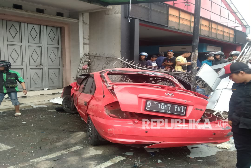 Mobil Avega yang dikendarai Putra Akbar menabrak juru parkir Ade Supriatna hingga tewas di Jalan Raya Bandung-Sumedang, Senin (27/1/2025) pagi.