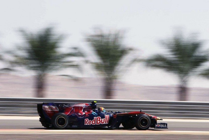 Mobil balap F1 tim Red Bull melaju di sirkuit Bahrain