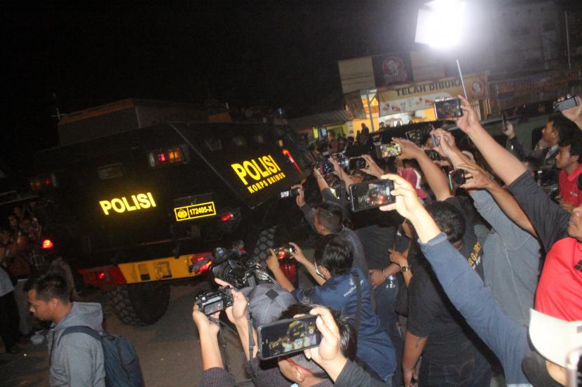 Mobil barracuda ditarik dari Pondok Pesantren (Ponpes) Shiddiqiyah saat upaya penangkapan Moch Subchi Azal Tsani (MSAT) di Kecamatan Ploso, Jombang, Jawa Timur, Kamis (7/7/2022) malam. Hingga saat ini Polisi belum menangkap MSAT dan masih menyiagakan ratusan personel di Ponpes setempat.