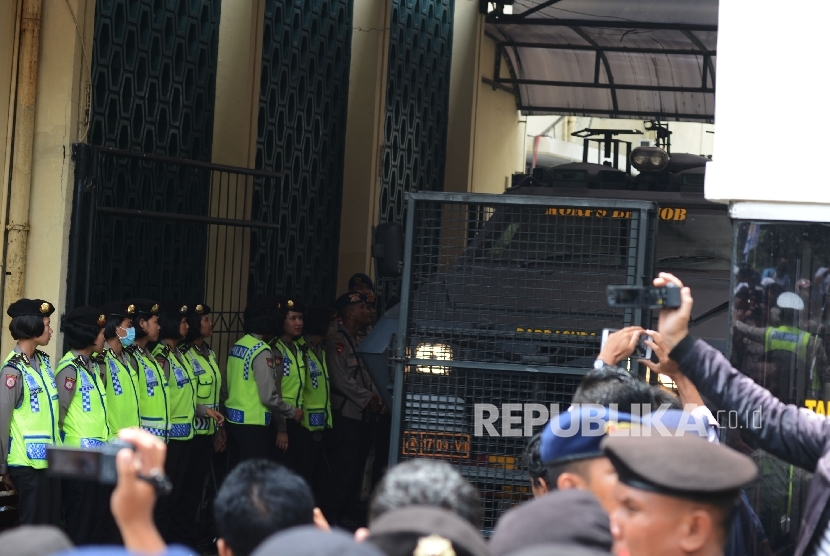 Mobil Barracuda yang diduga membawa terdakwa penistaan agama, Basuki Tjahaja Purnama seusai menjalani sidang perdana di Pengadilan Negeri Jakarta Utara, Selasa, (13/12). 