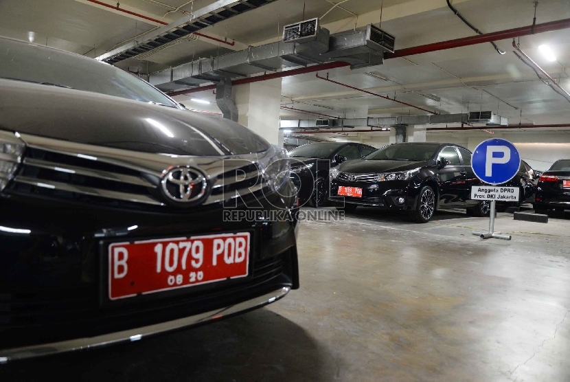 Mobil baru anggota DPRD DKI Jakarta terparkir di basement 2 gedung DPRD DKI Jakarta, Kamis (3/9).  (Republika/Yasin Habibi)