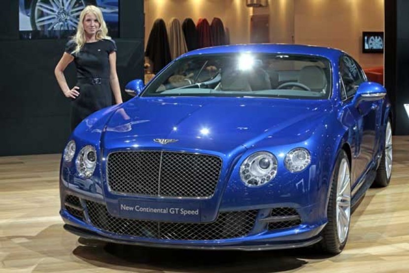 Mobil Bentley Continental GT dalam ajang pameran mobil di Moscow,Rusia, JUmat (31/8).