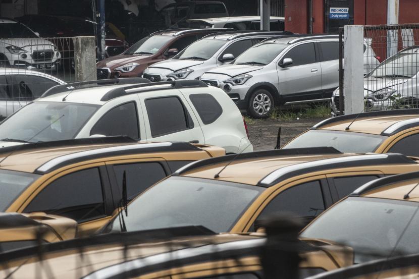 Mobil berderet terparkir di salah satu gerai rental mobil di Jakarta, Senin (18/5/2020). Rental mobil masih menjadi salah satu usaha yang menjanjikan.