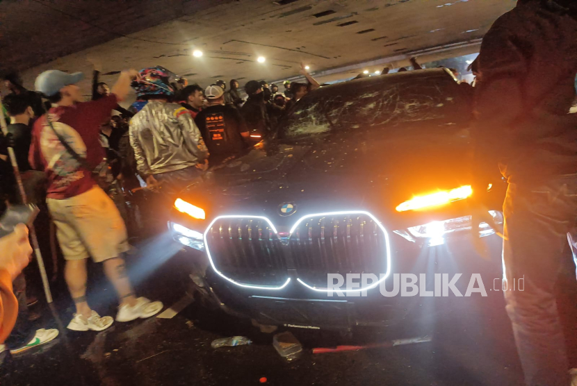 Mobil Mewah BMW di Semanggi Diamuk Massa, Dikira Pejabat Ternyata Bocah Remaja