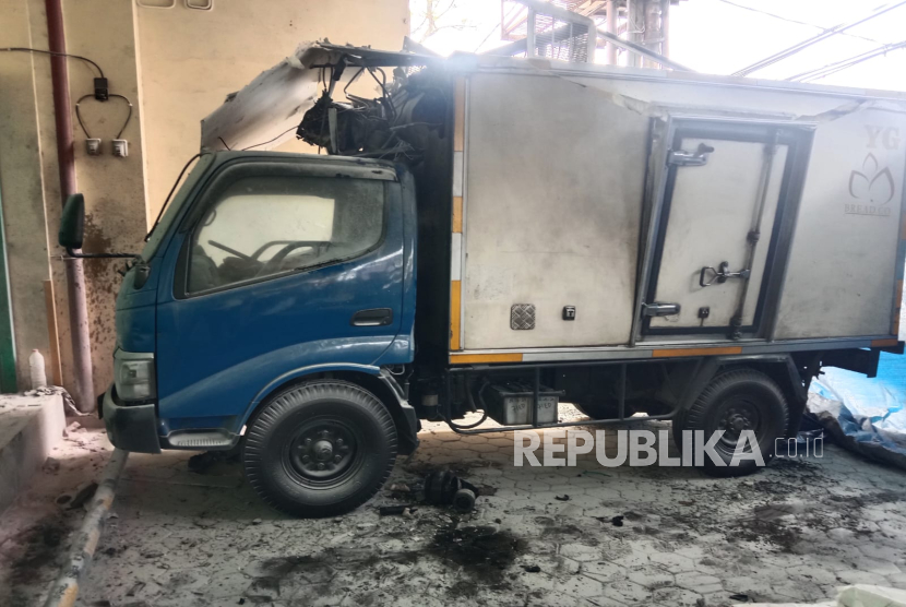 Mobil boks pendingin yang mengangkut frozen food meledak di Jalan Cibaduyut lama Kota Bandung, Senin (3/3/2025).