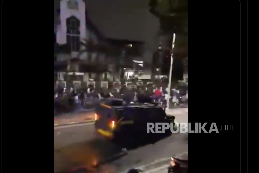 Mobil Brimbo dilapokan lindas pengemudi ojol saat demonstasi yang bejalan rusuh di sekitaran DPR RI, Kamis (28/8/2025) malam