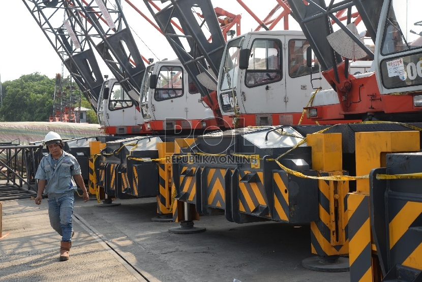 Mobil Crane yang diberi batas garis polisi di PT Pelabuhan Indonesia (Pelindo) II, Jakarta, Rabu (6/1).    (Republika/Yasin Habibi)