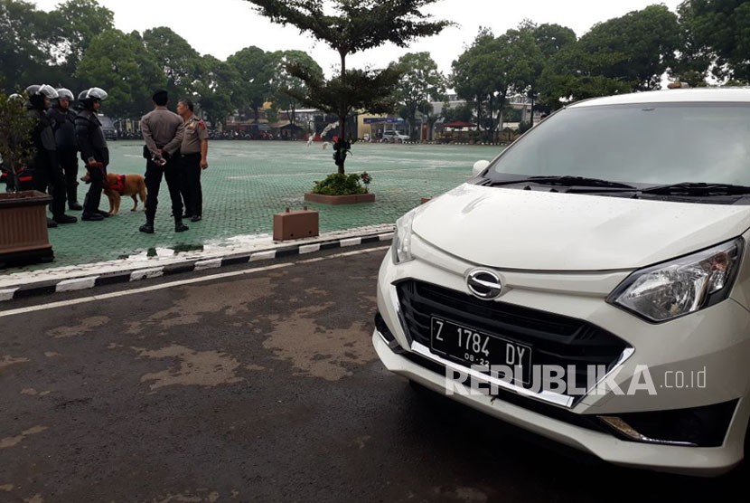 Mobil Daihatsu Sigra milik AS (50) komisioner KPU Garut yang diduga hasil suap disita polisi.