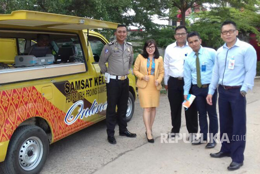 Mobil dan petugas samsat keliling badan pendapatan daerah Sumsel.