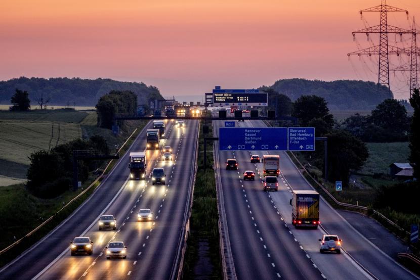 Mobil dan truk melaju di jalan raya di Frankfurt, Jerman, sebelum matahari terbit pada Senin, 15 Mei 2023. Data dari kantor statistik menunjukkan pada Kamis (25/5/2023) perekonomian Jerman sedikit berkontraksi pada kuartal I 2023