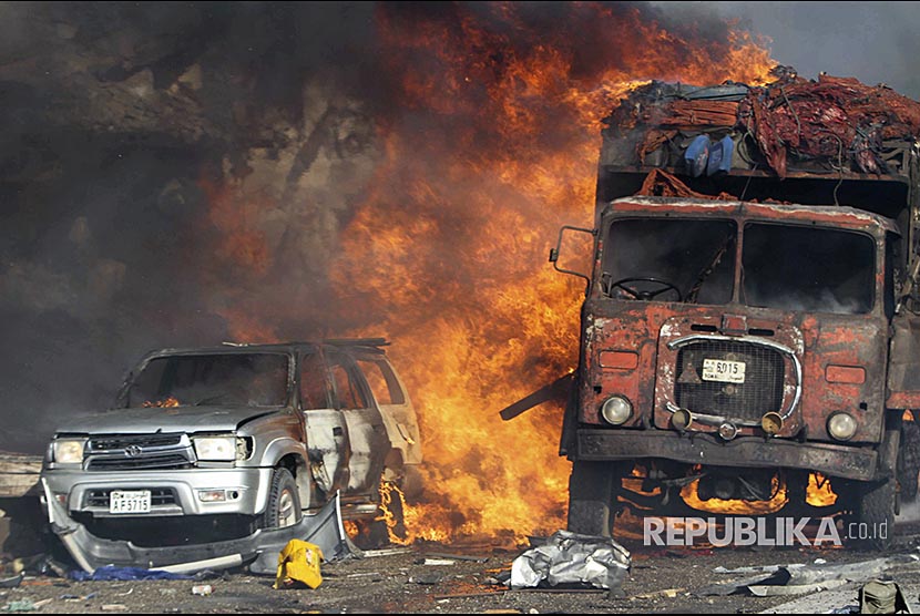 Mobil dan truk terbakar di lokasi ledakan bom di Mogadishu, Somalia. (ilustrasi)