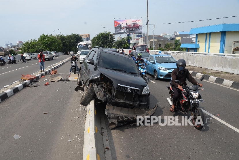 Mobil dengan nopol B 803 VKU mengalami kecelakaan di Jembatan Tomang, Jakarta Barat, Rabu (24/8). (Republika/ Yasin Habibi)
