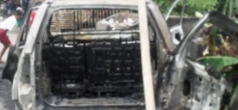 mobil dibakar dalam bentrok Bekasi