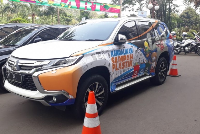 Mobil dinas Menteri Lingkungan Hidup  dan Kehutanan Siti Nurbaya Bakar ditempeli stiker promosi Asian Games 2018. Selain itu, Siti juga berkampanye terkait pengendalian sampah plastik.