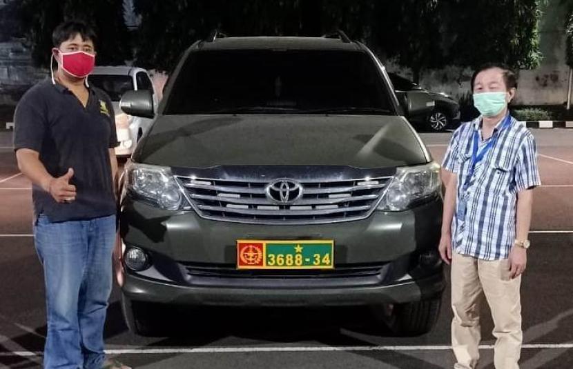 Mobil dinas milik Puspomad yang dipinjampakaikan kepada Kolonel Cpm (Purn) Bagus Heru Sucahyo digunakan oleh warga sipil bernama Suherman Winata alias Ahon (kanan) untuk membeli kwetiau. 