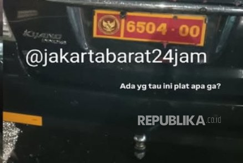 Mobil dinas pelat Kemenhan menabrak warga hingga tewas di Palmerah, Jakarta Barat.