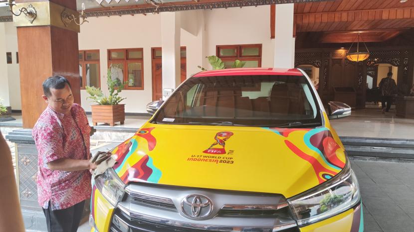  Mobil dinas Wali Kota Solo Gibran Rakabuming kini bercorak Piala Dunia U-17.