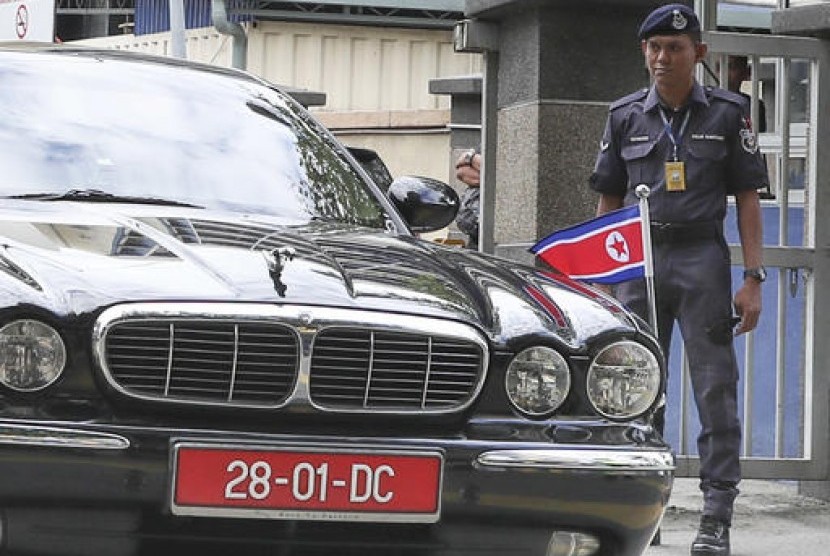 Mobil Dubes Korea Utara untuk Malaysia meninggalkan departemen forensik RS di Kuala Lumpur, Rabu, 15 Februari 2017. Saudara seayah Kim Jong-un, Kim Jong-nam, diduga tewas dibunuh. 