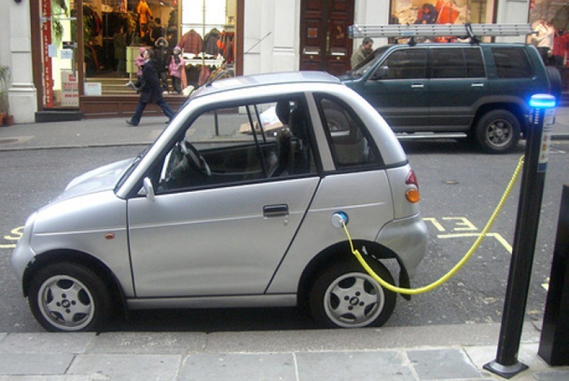 Mobil elektrik tengah mengisi ulang daya listrik di stasiun publik