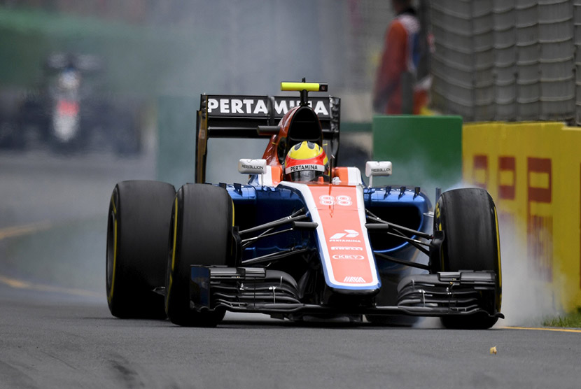 Mobil F1 yang dikendarai pebalap Tim Manor, Rio Haryanto terkunci rodanya saat sesi latihan ketiga Formula One Grand Prix Australia , di Melbourne, Sabtu (19/3).