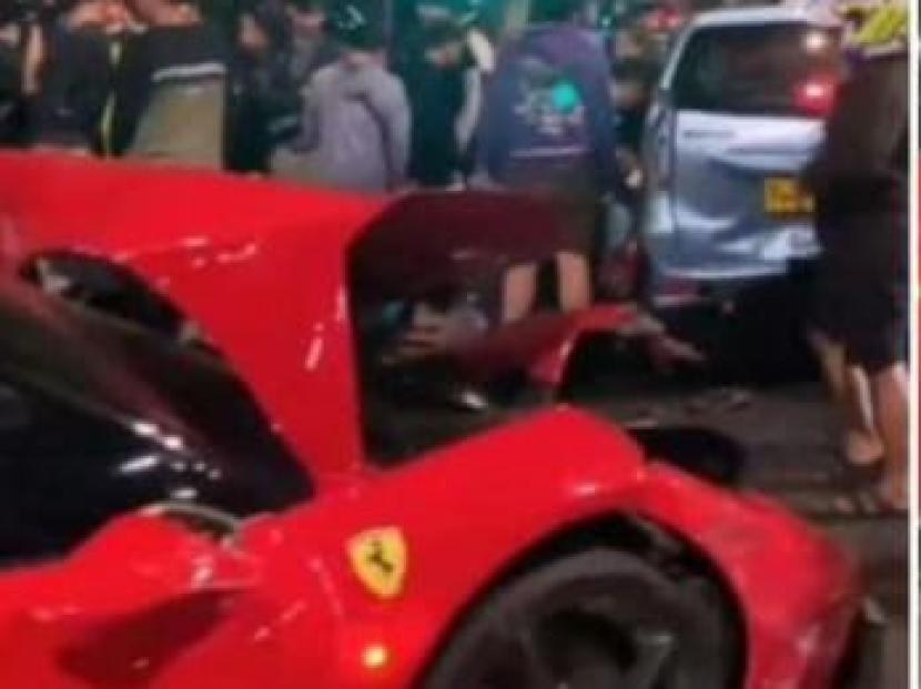 Mobil Ferrari terlibat tabrakan dengan lima pemotor.