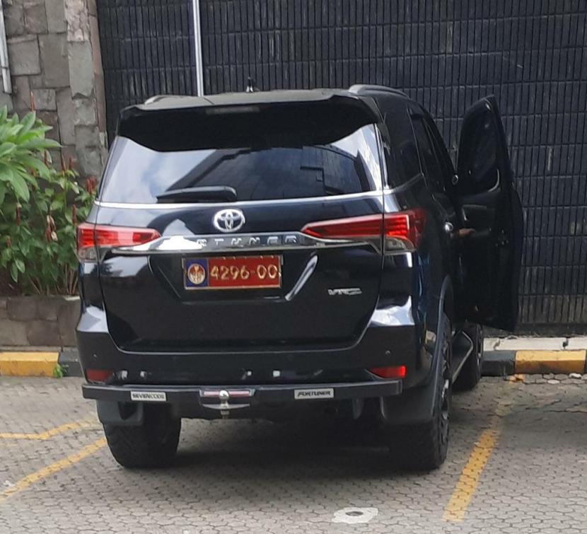 Mobil Fortuner hitam dengan plat nomor khusus Kementerian Pertahanan. Jubir Menhan Dahnil Anzar Simanjuntak memastikan jika plat nomor itu palsu.