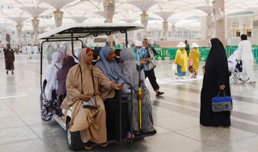 Mobil Golf Bantu Jamaah Haji Lansia di Masjid Nabawi. Komnas Haji dan Umrah Berharap Jamaah Haji Lansia Dapat Porsi Besar Tahun Ini