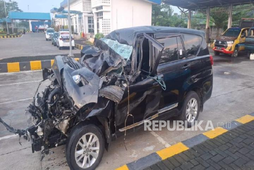 Mobil Gus Alam yang mengalami kecelakaan lalu lintas di Tol Pemalang, Jumat (2/5/2025).