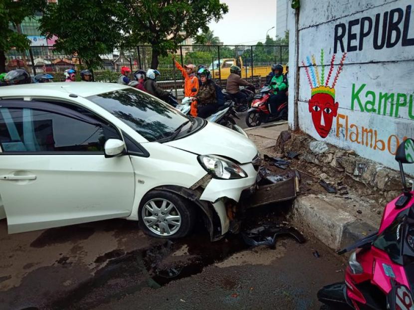 Mobil Honda Brio menabrak tiga sepeda motor dan dua mobil di Jalan Kemanggisan Raya, Kecamatan Palmerah, Jakarta Barat (Jakbar), Senin (10/1) malam WIB (ilustrasi). 