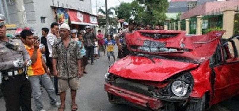 Mobil Honda Jazz yang dikemudikan Hadi rusak parah setelah diamuk massa