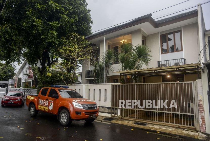 Mobil INAFIS melintas usai melakukan olah TKP rumah dinas Kadiv Propam Polri Irjen Pol Ferdy Sambo di Kompleks Polri Duren Tiga, Jakarta, Rabu (13/7/2022). Pada Senin (15/8/2022), polisi melakukan penggeledahan di rumah singgah Sambo di Magelang, Jawa Tengah.