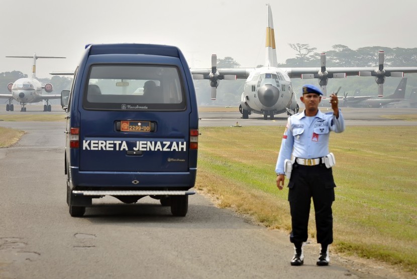 Mobil jenazah tiba di Lanud Halim Perdana Kusuma untuk menjemput korban kecelakaan Pesawat Hercules C-130, Jakarta, Rabu (1/7).