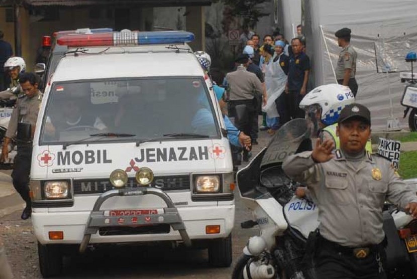   Mobil jenazah yang membawa korban jatuhnya pesawat Sukhoi tiba di RS Polri  Sukanto,Jakarta.