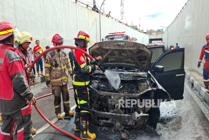 Mobil Jenis Nissan Xtrail Hangus terbakar pada Jumat (21/11/2025) di Underpass Sriwijaya, Kota Cimahi, Jawa Barat