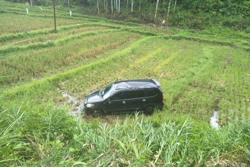 Mobil jenis Xenia terperosok masuk sawah karena hilang kendali di Kecamatan Palupuh, Kabupaten Agam, Sumatera Barat, Senin (9/12).