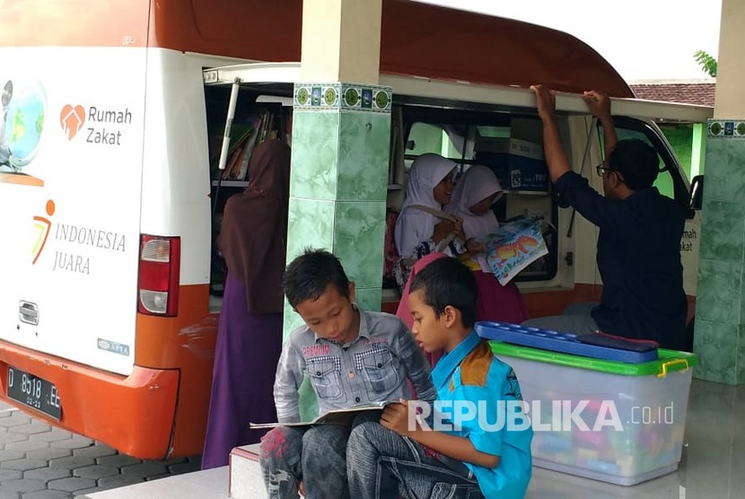 Gerobak Baca Sang Juara, salah satu layanan unggulan Perpustakaan Desa (PusDes) Sang Juara binaan Rumah Zakat kembali hadir menebarkan semangat literasi di kegiatan Posyandu. Foto anak-anak membaca, (ilustrasi).